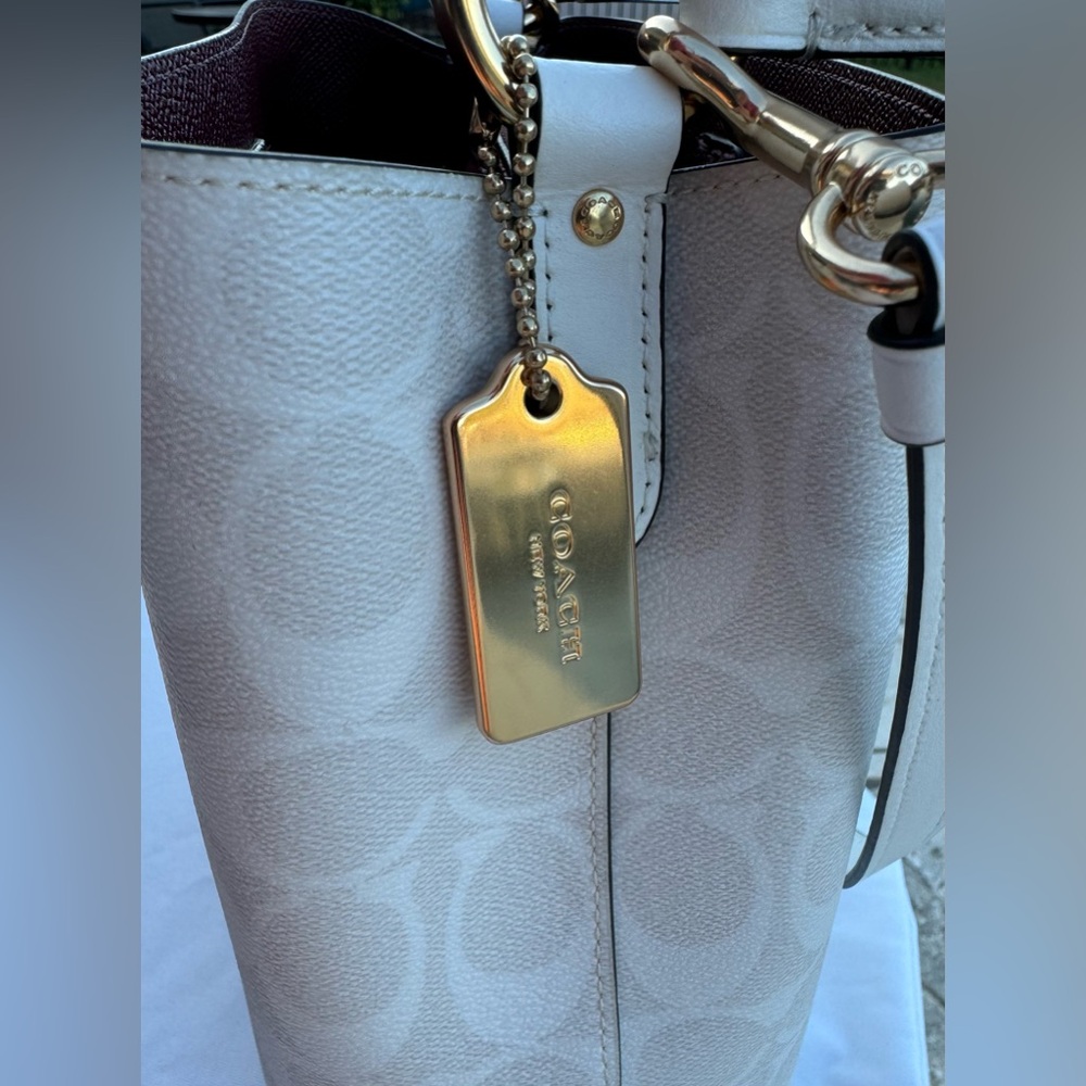 White Coach Bucket Bag with matching wallet - excellent condition - Picture 11 of 15